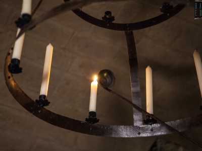 Sulle nostre teste pende infine un lampadario fatto coi cerchi di ferro di un tino dismesso e ornato di candele. Quando non c�era la corrente elettrica i contadini misuravano il livello di ossigeno rimasto qui gi� con l�affievolirsi della fiamma 